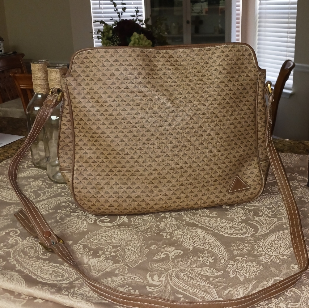 Liz Claiborne Shoulder bag. Brown